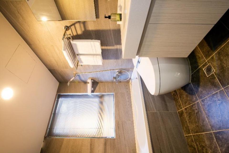馬桶移位有三種方法：墊高地板、使用馬桶移位器、改變馬桶款式